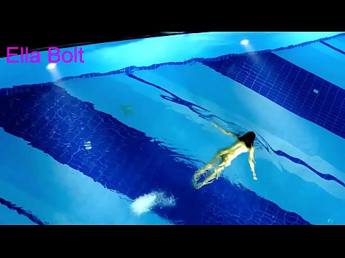 ❤️ Dili ko makahunong sa pagtan-aw, ang batan-ong blonde nasakpan nga naglangoy nga hubo sa ELLA BOLT resort pool Fucking video  sa amon ️❤